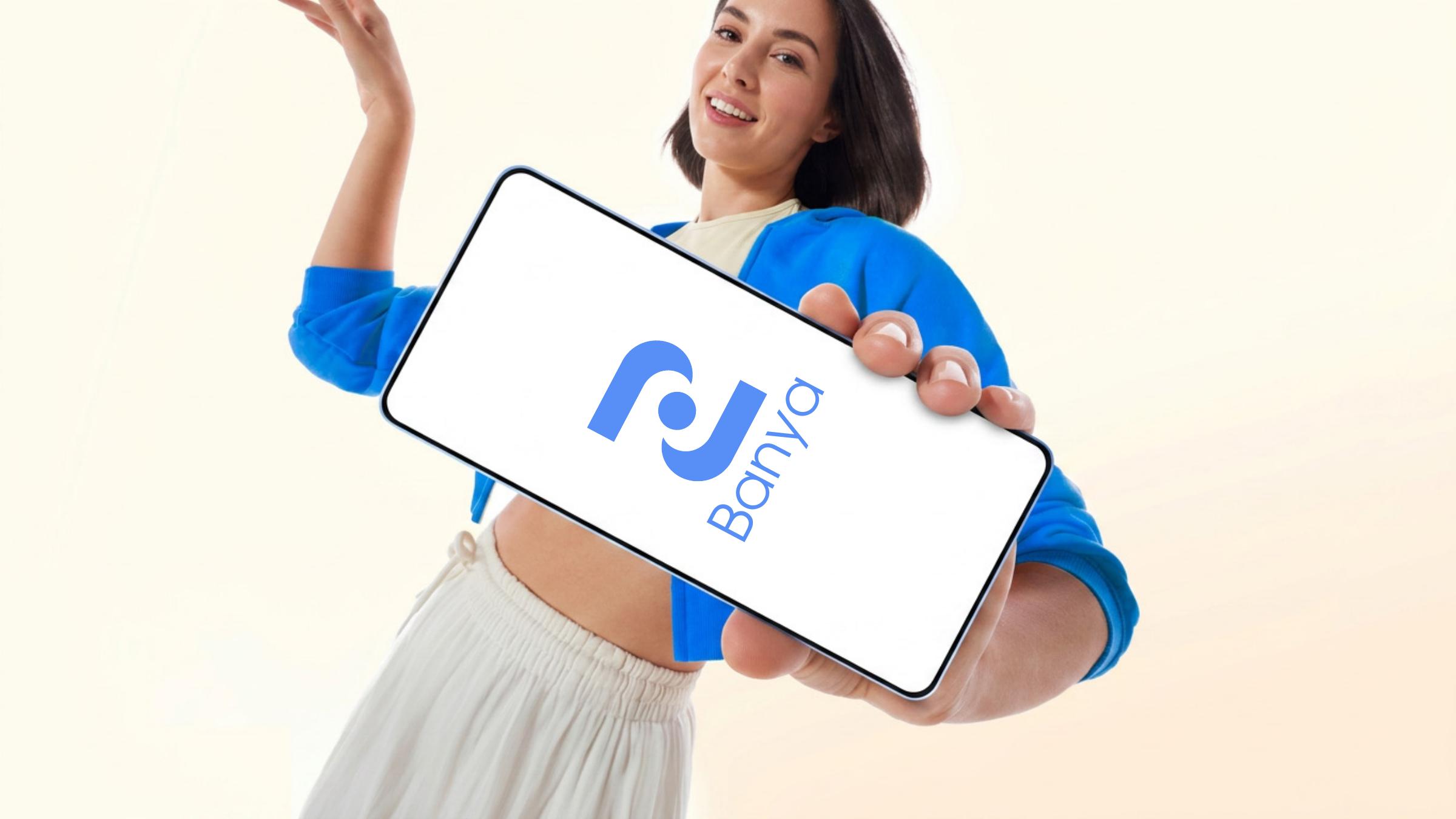 Representante de BANYA presentando la marca en un teléfono